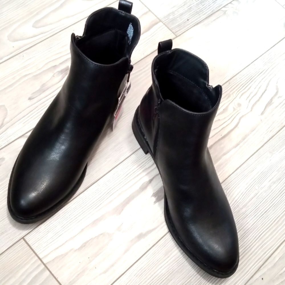 (55-3800)  Women's Universal Thread Boots  Sz 11